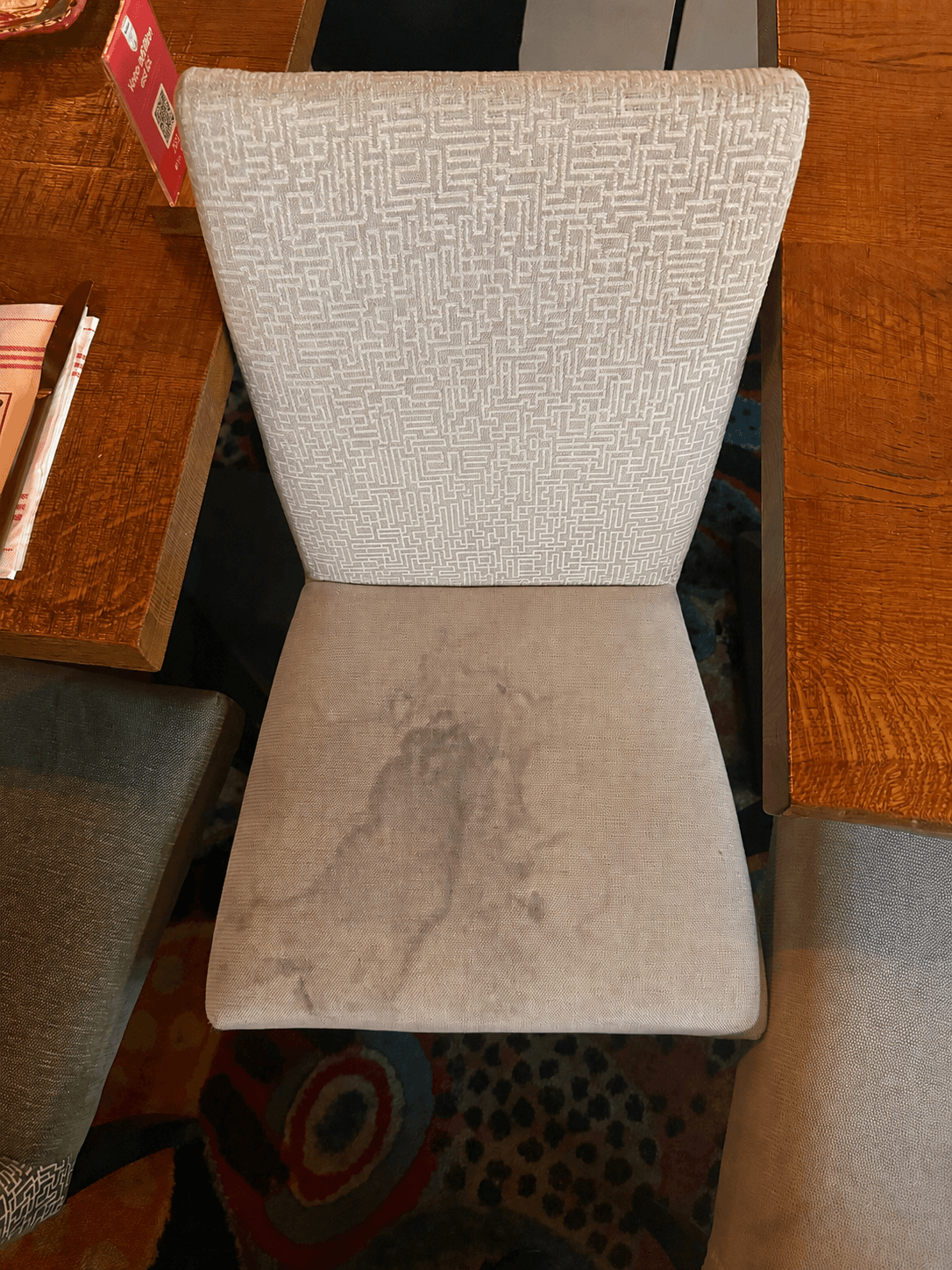 Assise de chaise en tissu tachée avant nettoyage par JB Service