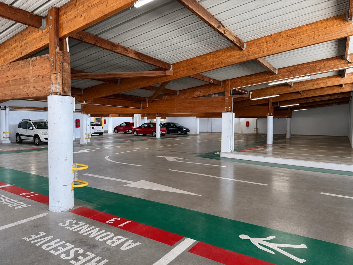 Parking propre après dégraissage et décapage JB Service