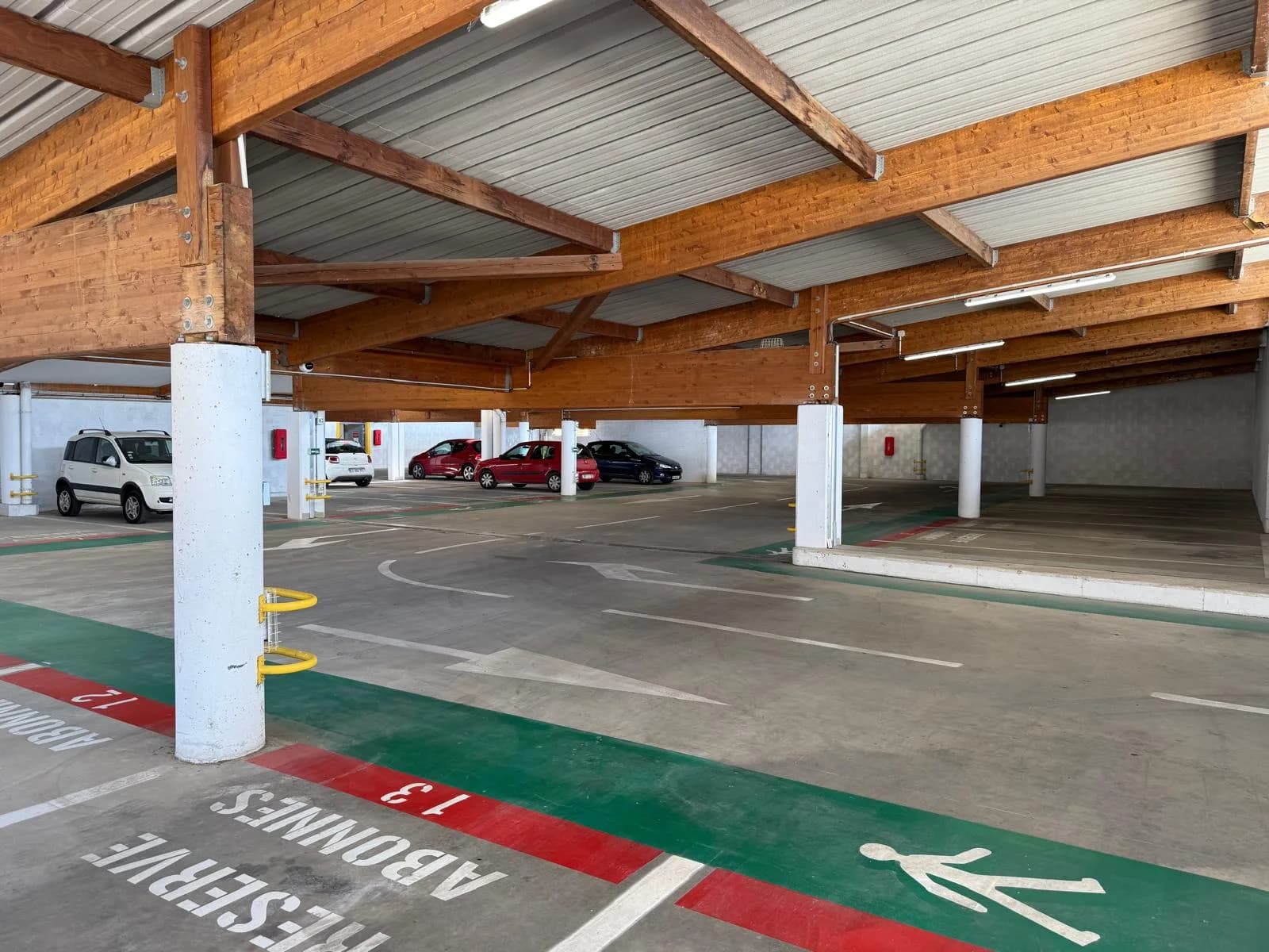 Parking encrassé avant nettoyage par JB Service