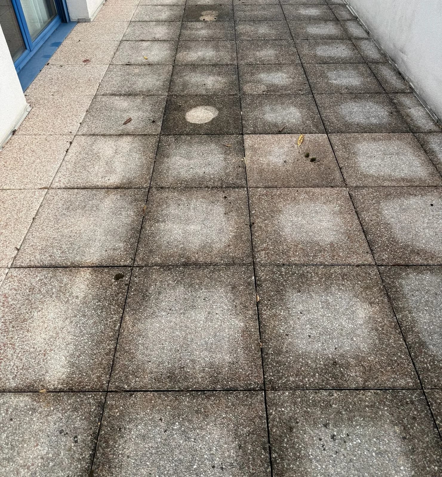 Terrasse de bâtiment encrassée avant intervention JB Service