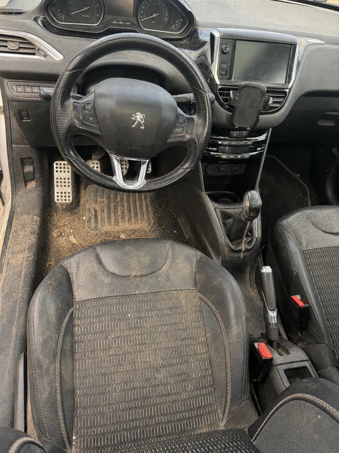 Véhicule de flotte sale avant intervention JB Service