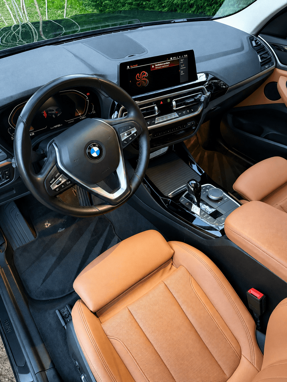 Cockpit BMW X1 propre après détailing JB Service