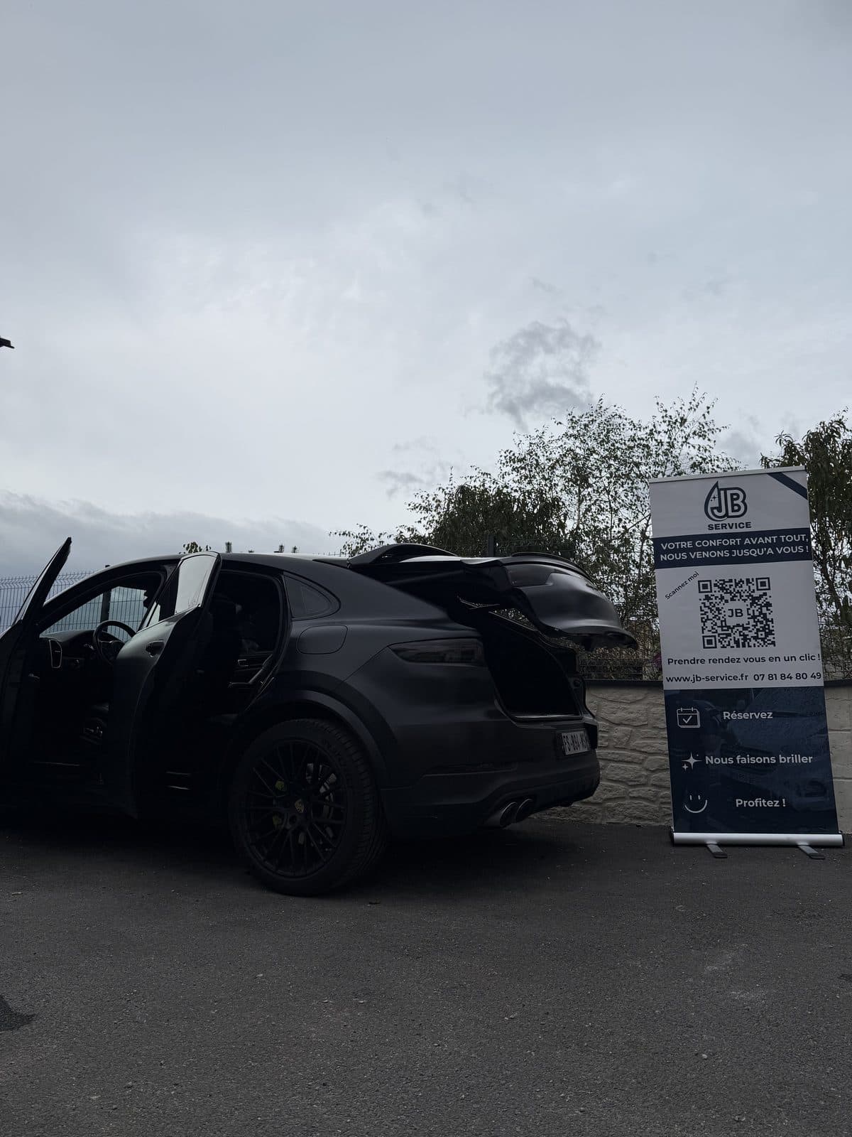Nettoyage Porsche Cayenne sur stand JB Service Lyon