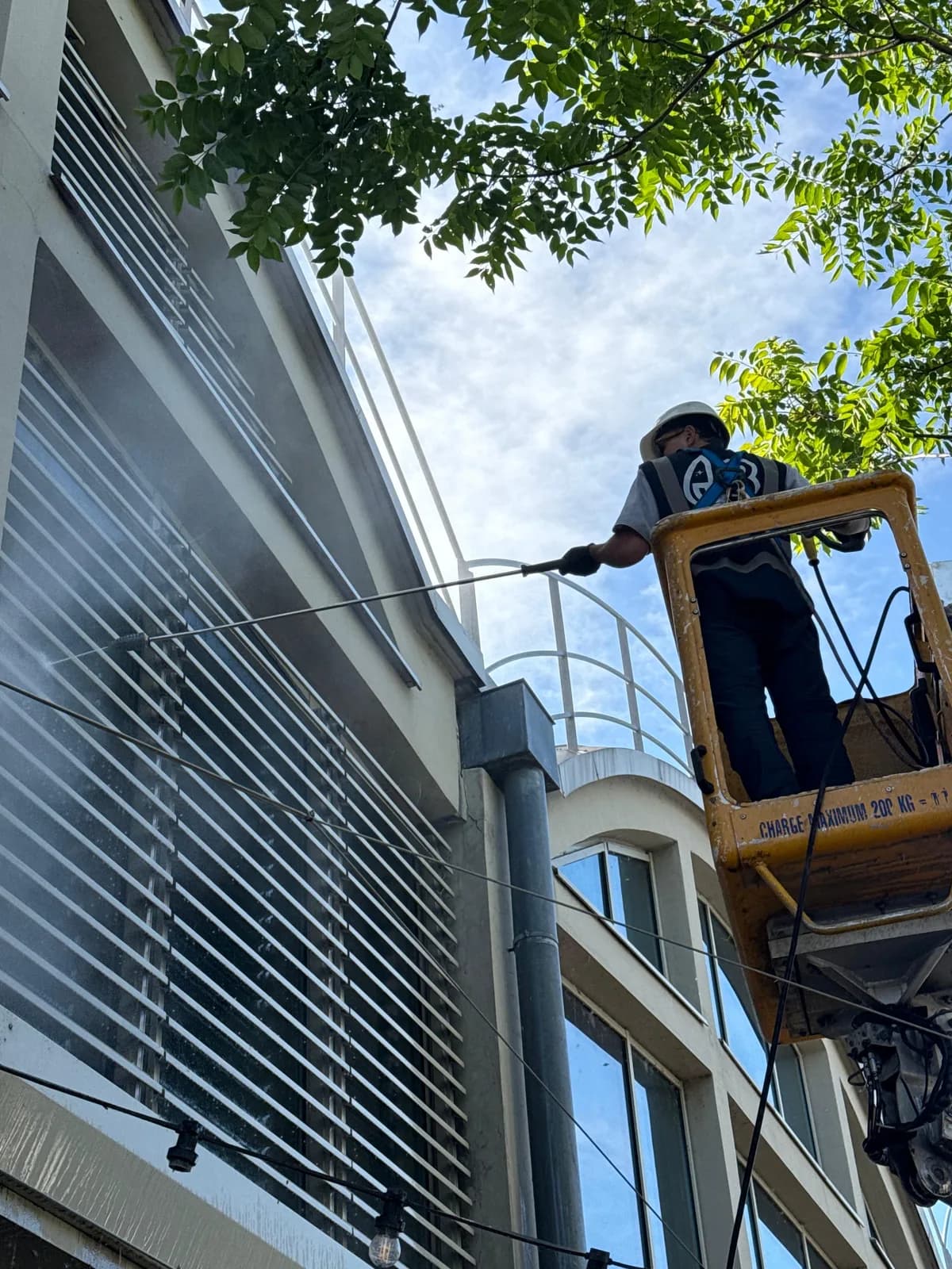 Nettoyage de façade en nacelle au jet haute pression à Lyon - JB Service entreprise de nettoyage de bâtiment à Lyon