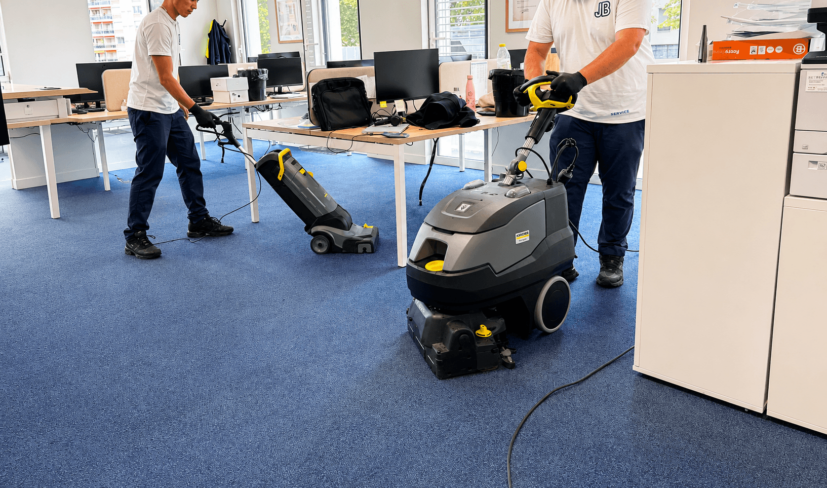 Binôme JB Service en passage autolaveuse sur un open space de bureaux à Lyon