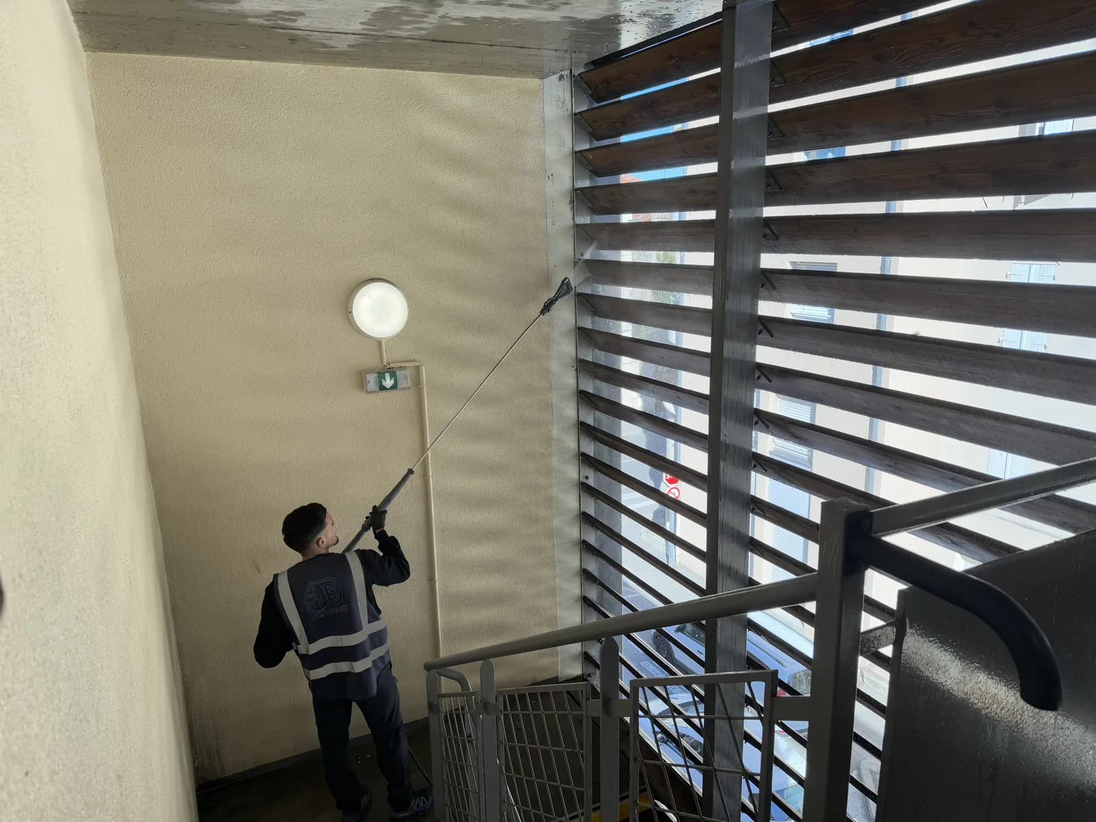 Nettoyage mur cage d'escalier d'immeuble à Lyon