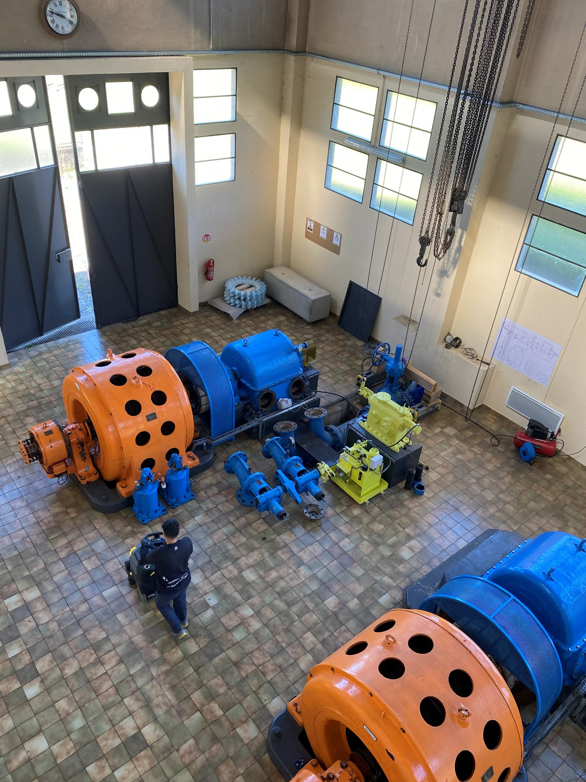 Nettoyage d'une salle de machines industrielles à Lyon par les équipes JB Service