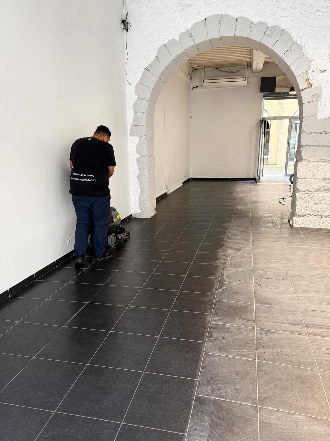Autolaveuse en local commercial sous arche - JB Service Lyon