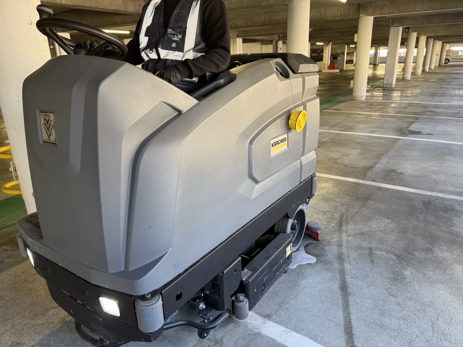Autolaveuse Kärcher parking couvert JB Service Lyon