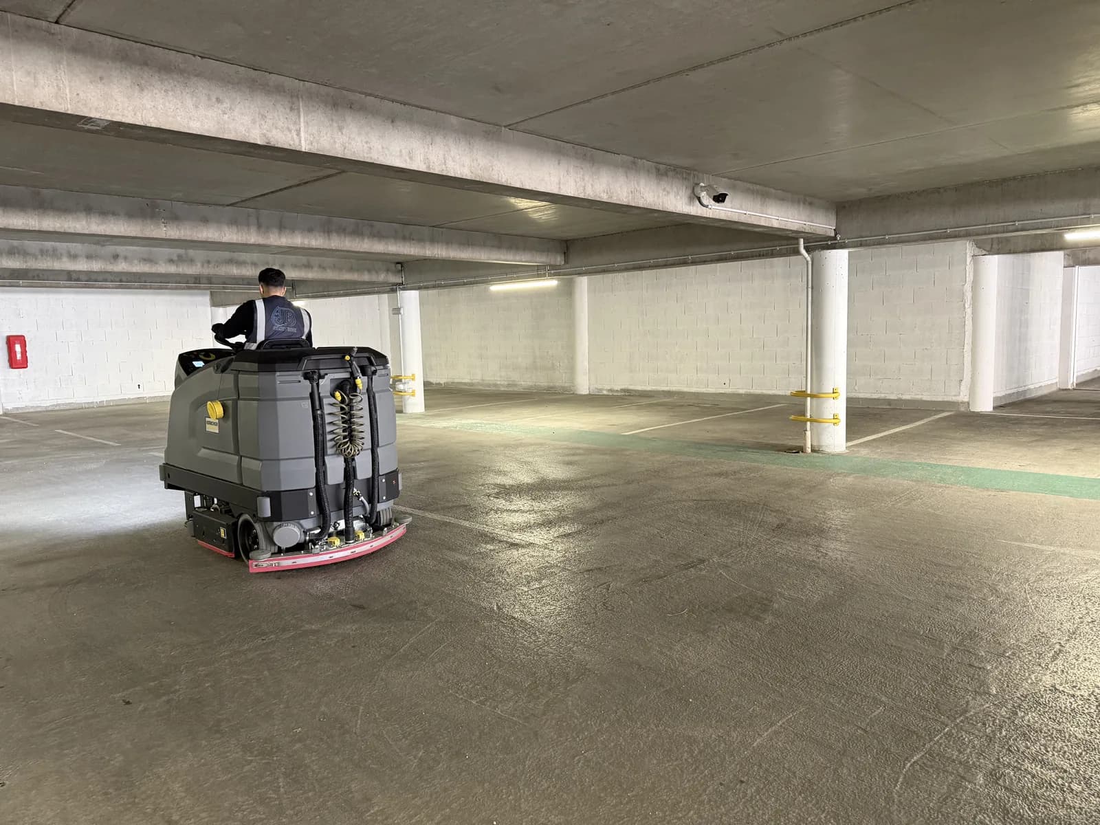 Parking souterrain autolaveuse autoportée vue 2