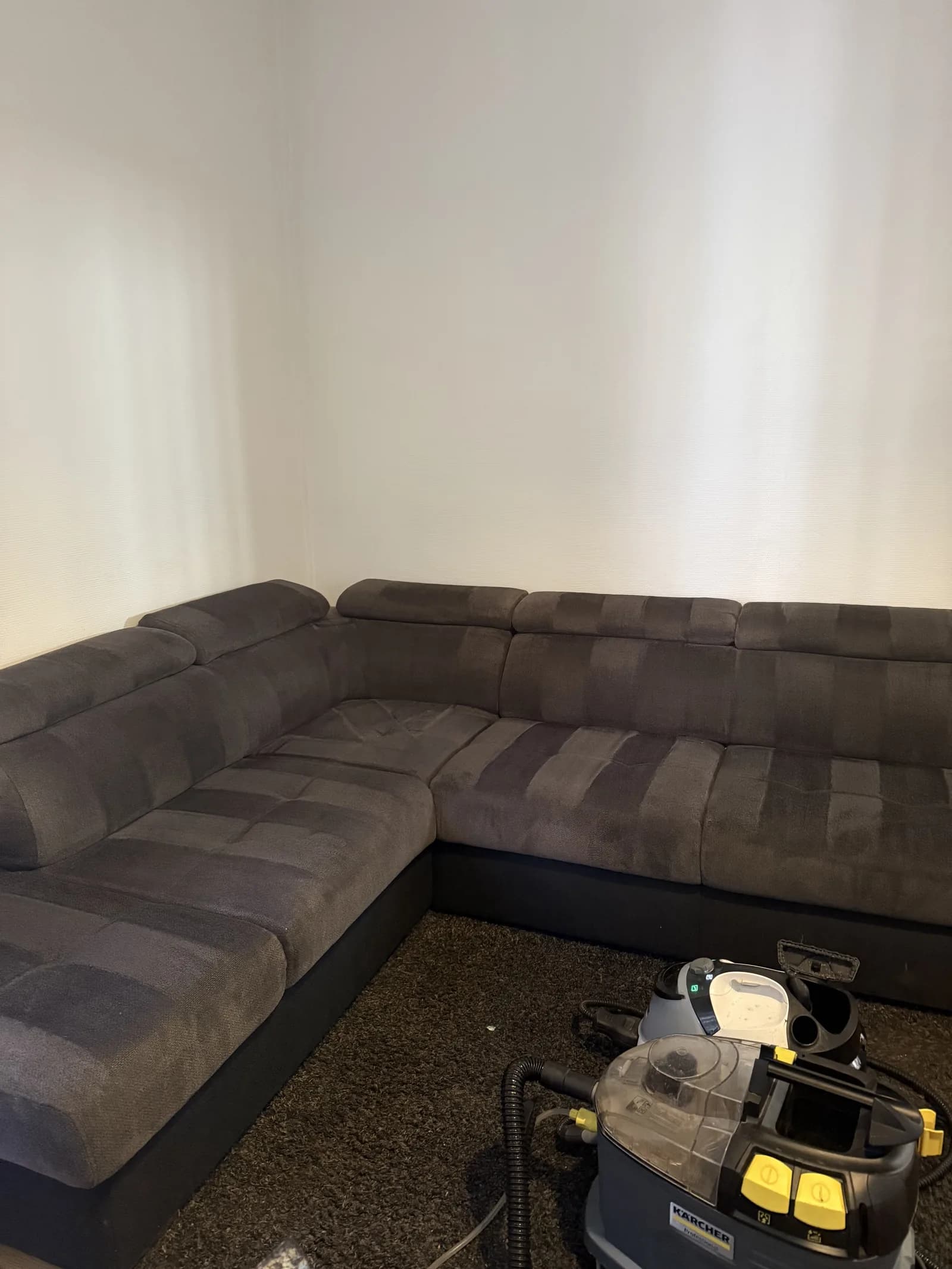 Canapé d'angle fraîchement traité - JB Service nettoyage de tapis à domicile à Lyon