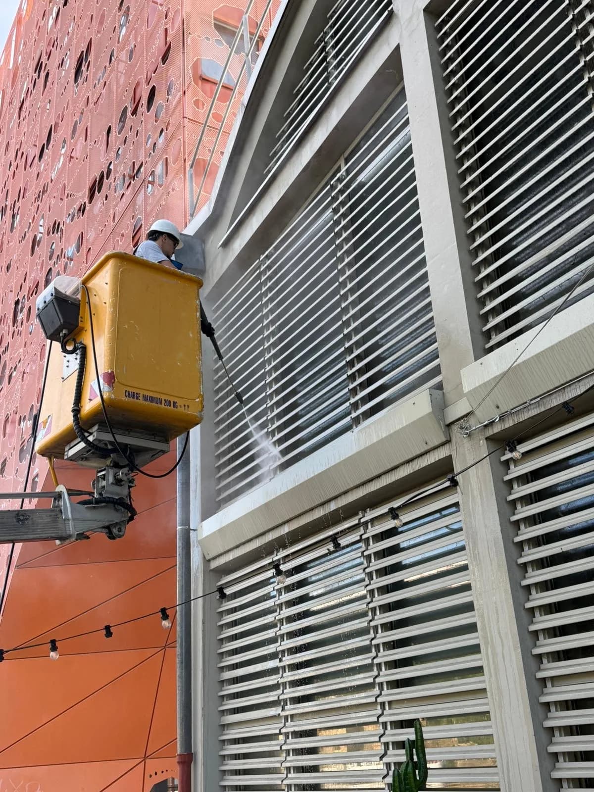 Brise-soleil métalliques décrassés à la haute pression - JB Service nettoyage terrasse et façade à Lyon