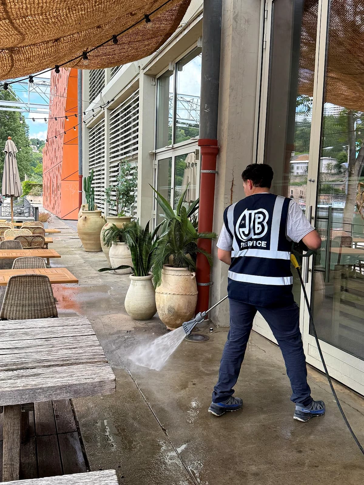 Terrasse de restaurant en bord de Saône nettoyée par JB Service à Lyon