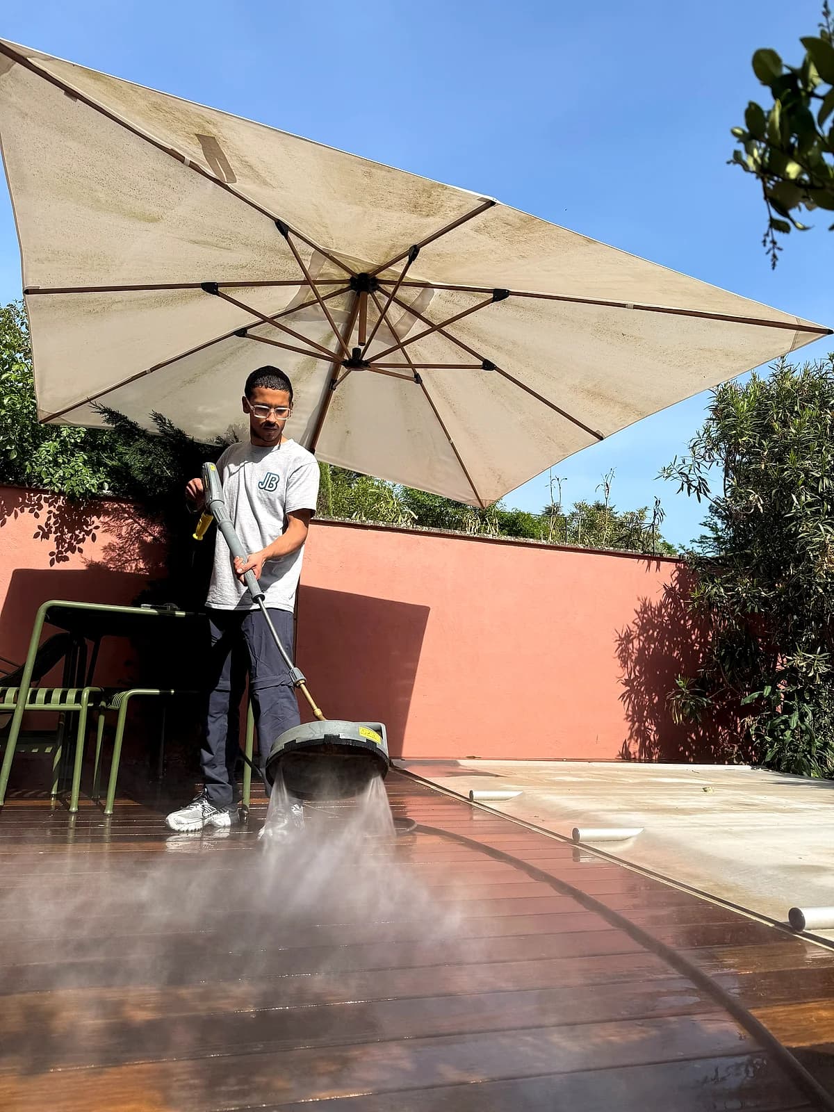 Terrasse de restaurant et parasol nettoyés à la vapeur à Lyon