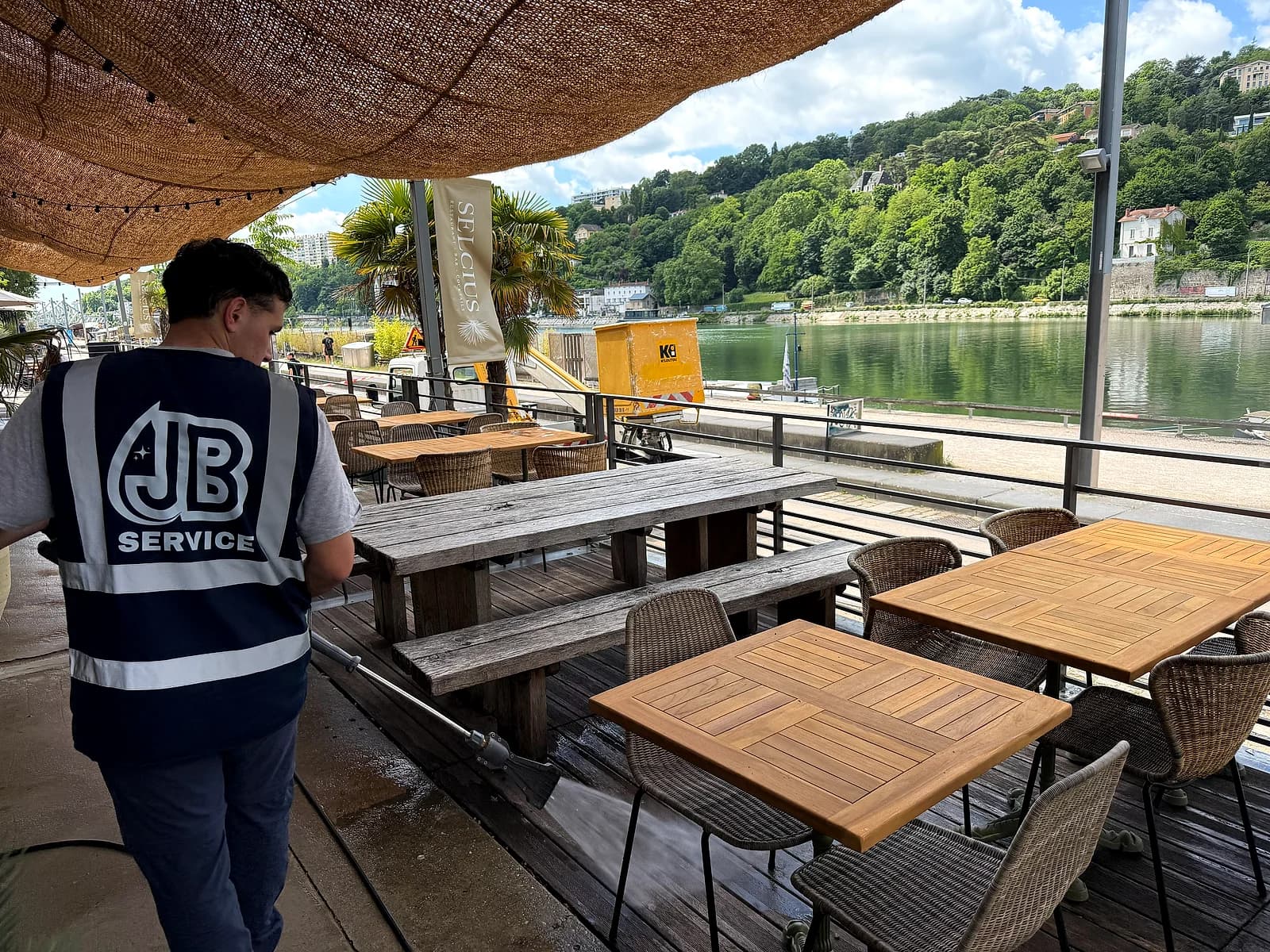 Terrasse de restaurant remise à neuf en bord de Saône - JB Service nettoyage terrasse et façade à Lyon