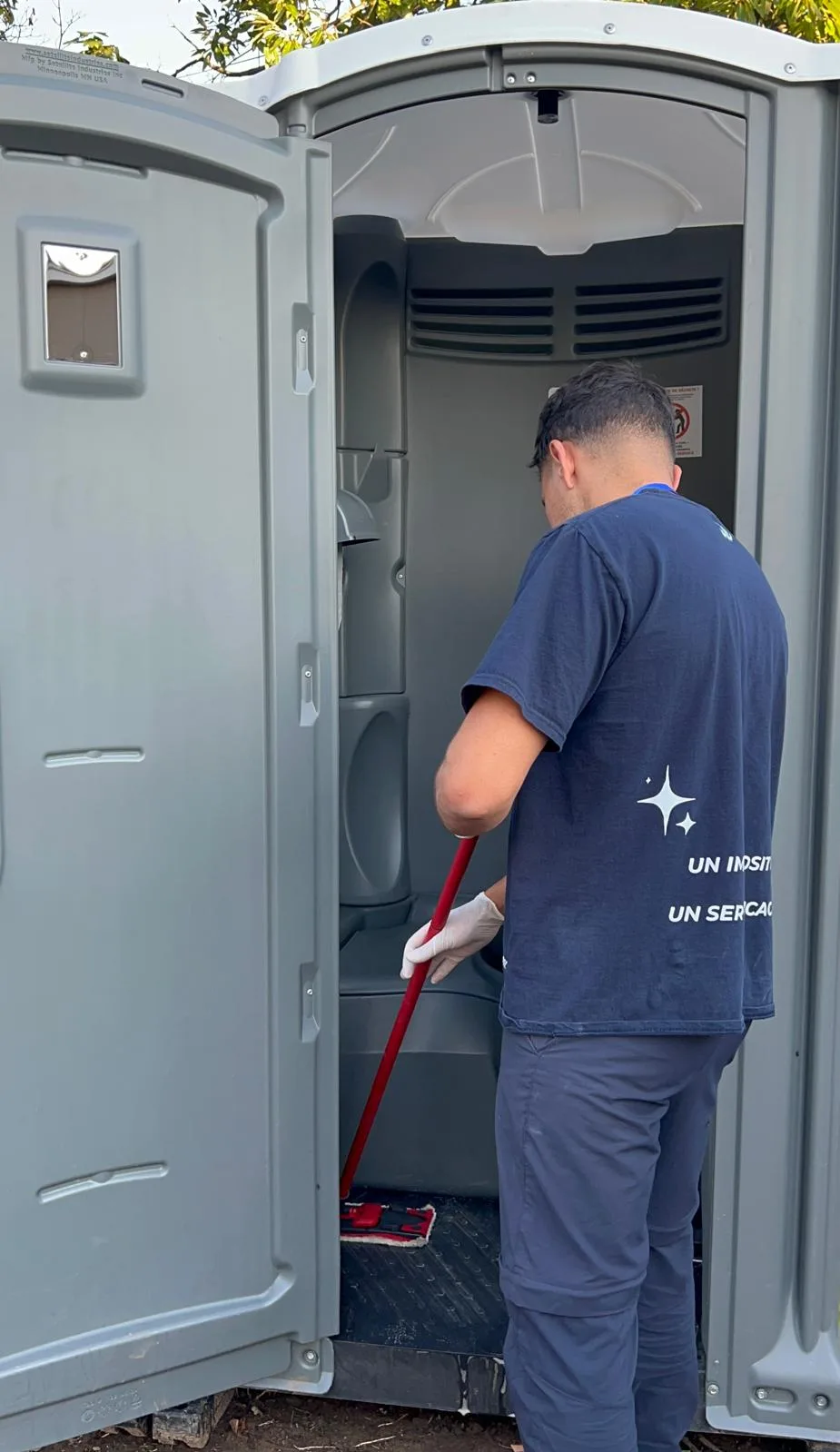 Nettoyage intérieur de cabine sanitaire mobile - JB Service nettoyage urbain et evenementiel a Lyon