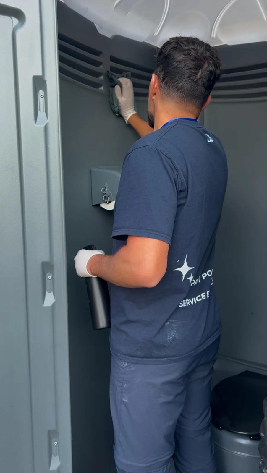Désinfection des parois de cabine sanitaire - JB Service nettoyage urbain et evenementiel a Lyon