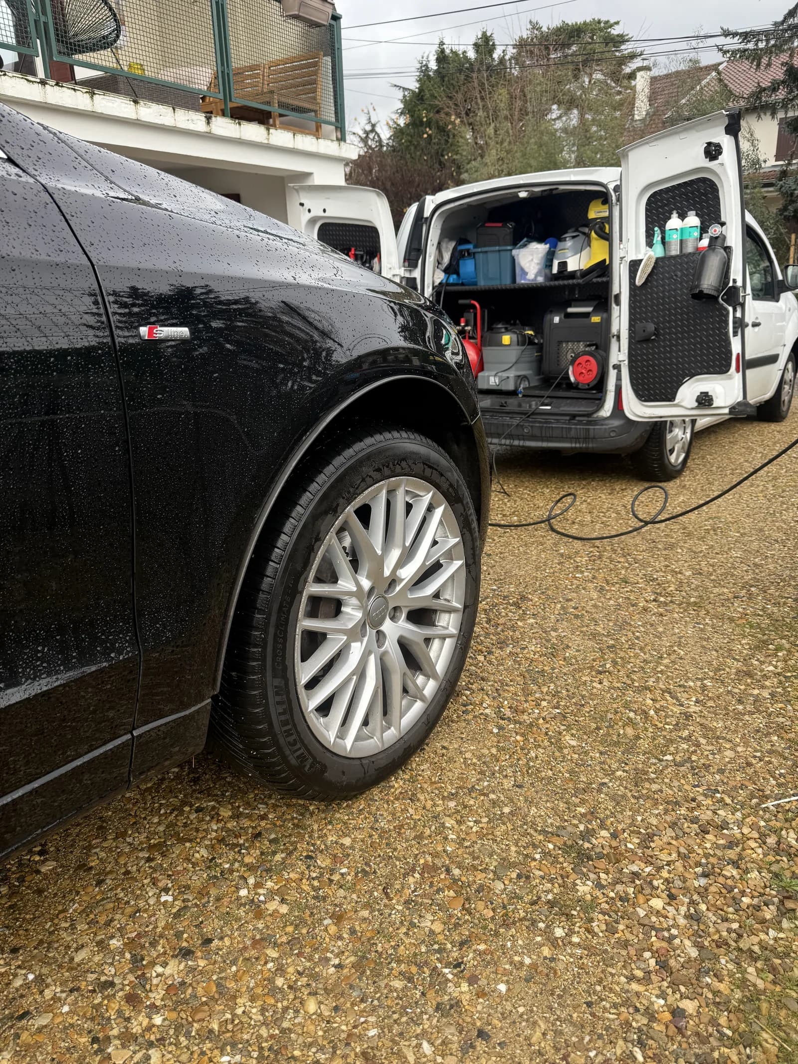 Nettoyage jantes et carrosserie véhicule noir à Lyon
