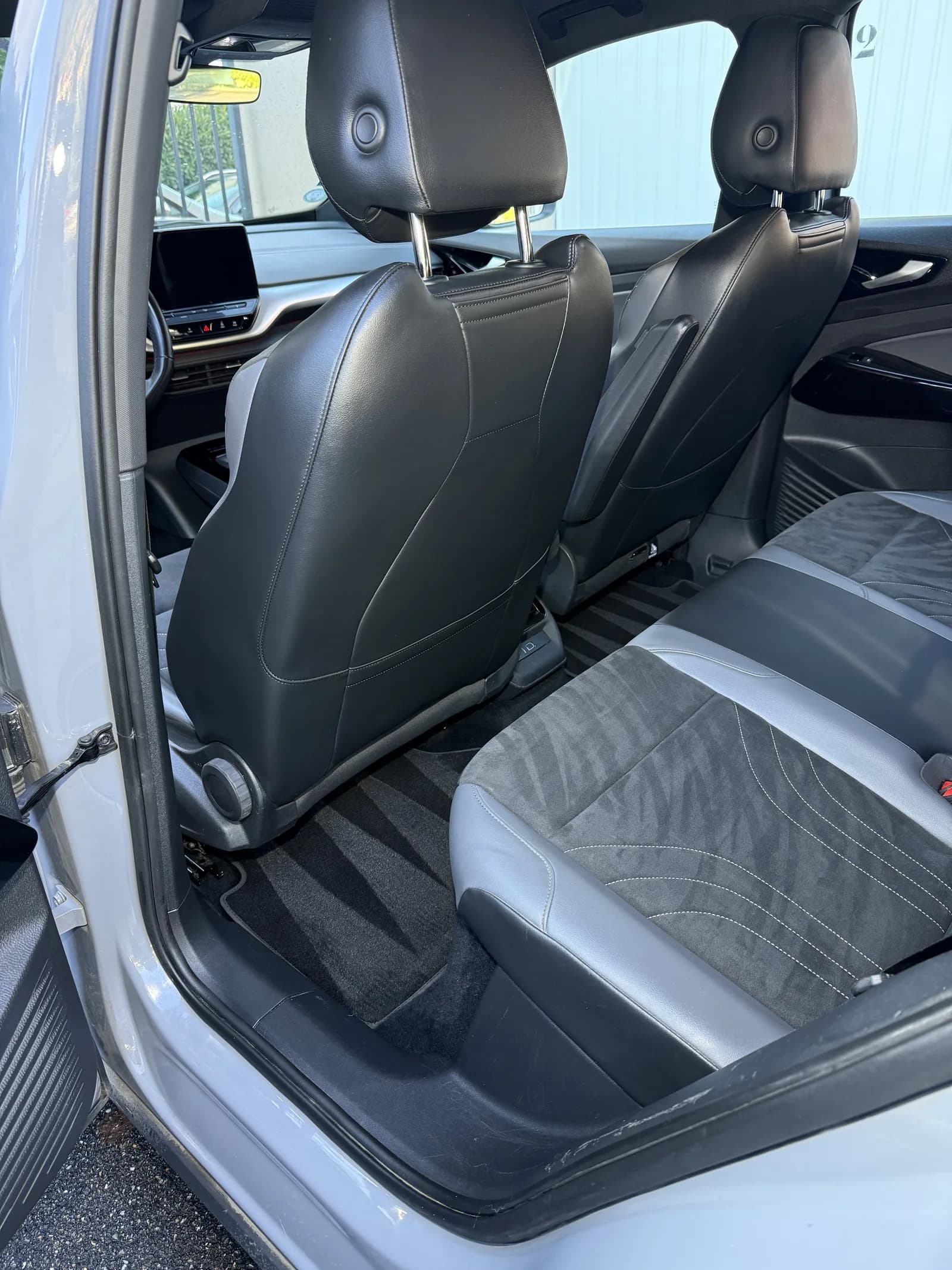 Nettoyage sièges arrière cuir alcantara à Lyon