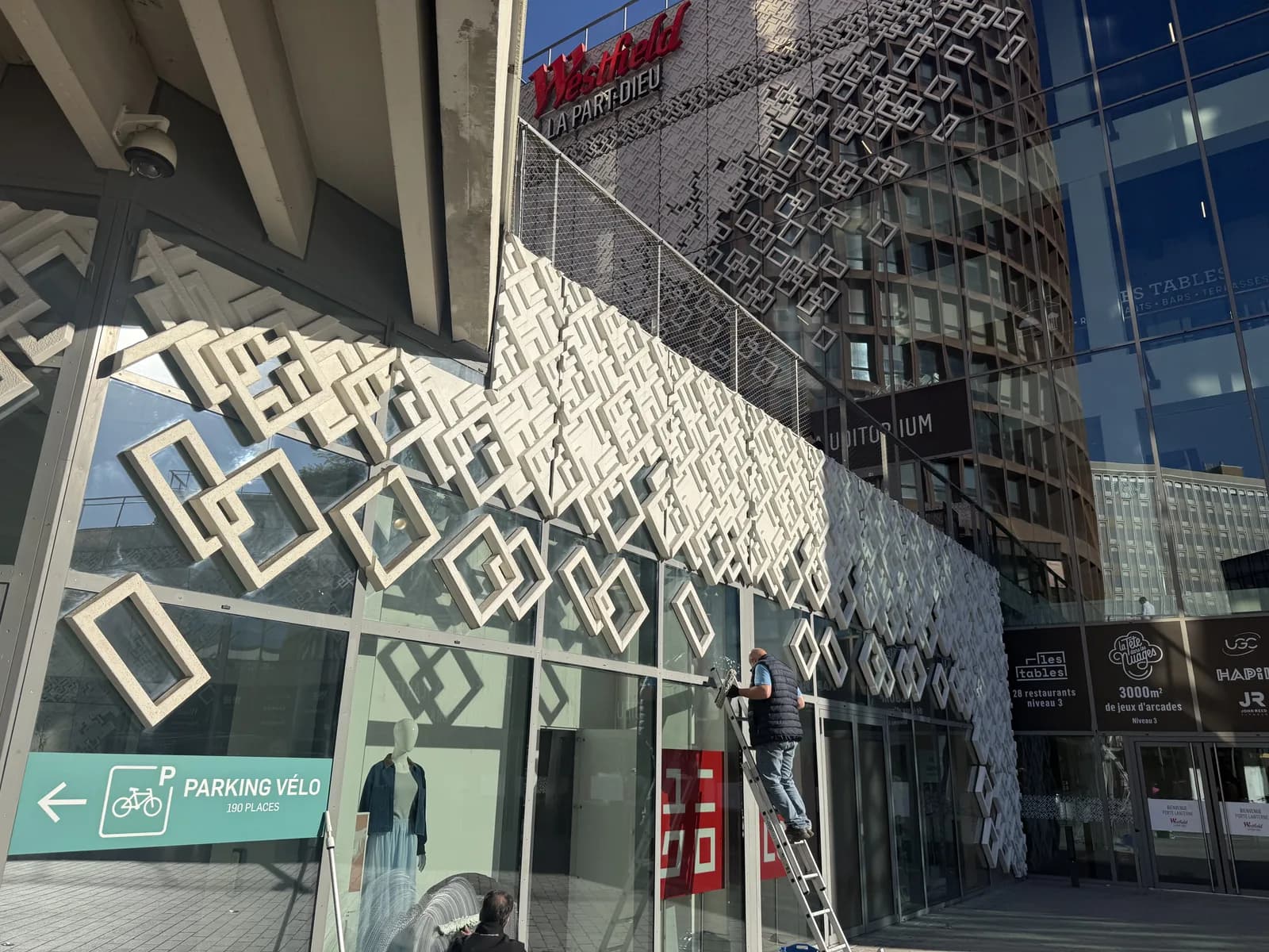 Nettoyage vitrine commerciale Part-Dieu Lyon JB Service