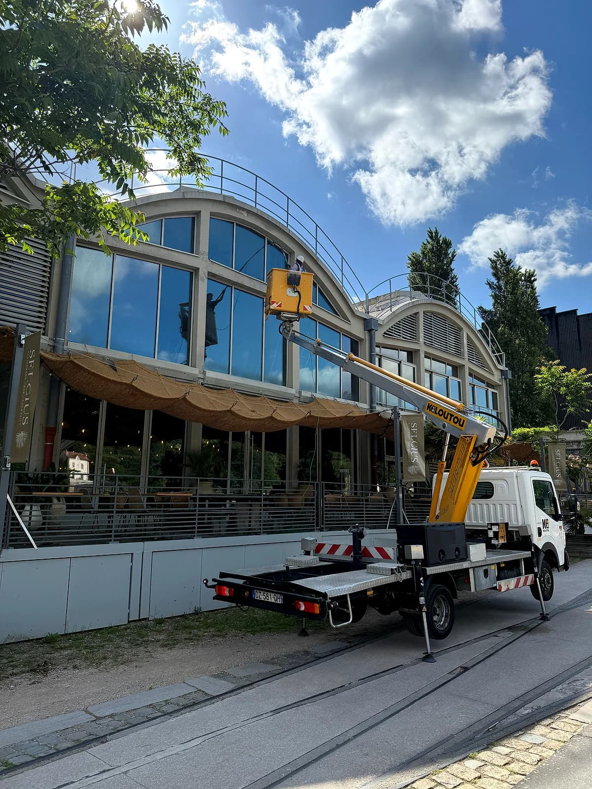 Nettoyage fenêtre en nacelle en hauteur à Lyon