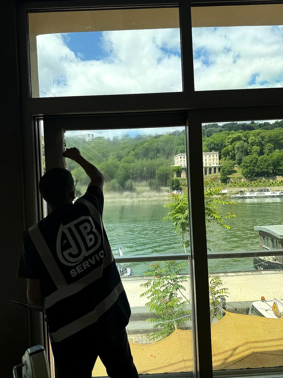 Baie vitrée intérieure avec vue sur la Saône