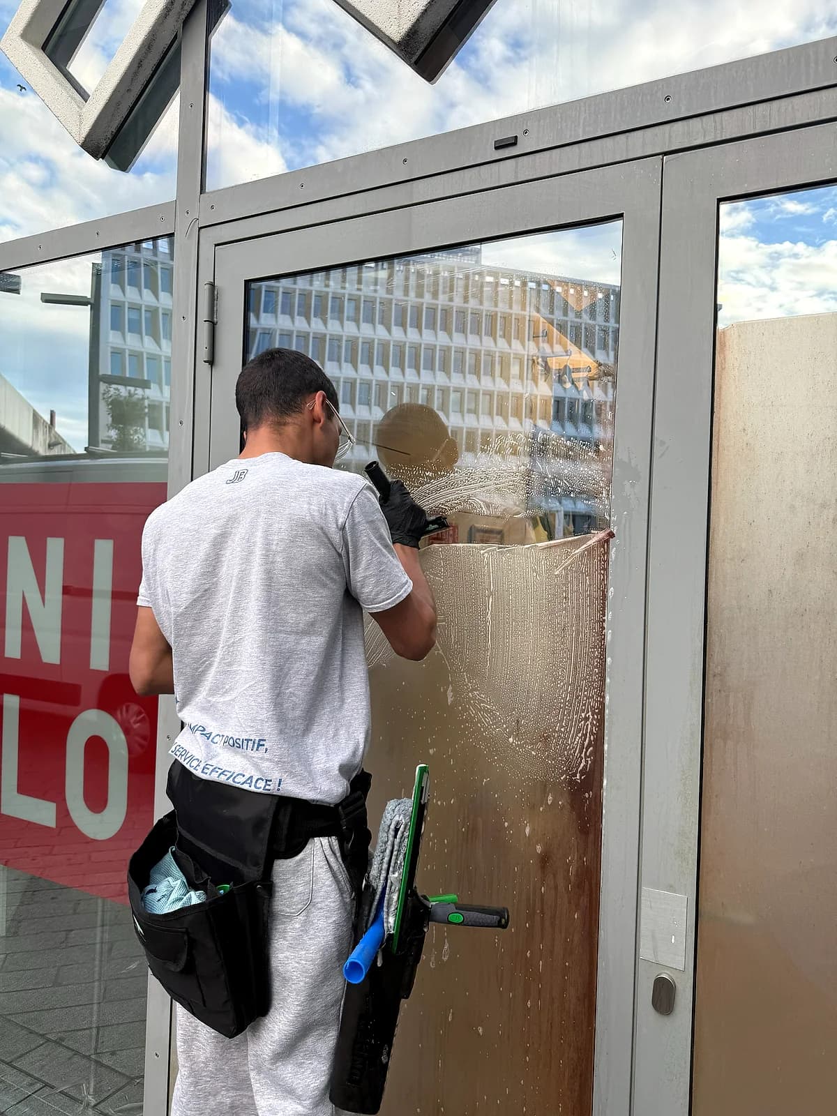 Nettoyage vitrine de commerce à la raclette Lyon JB Service
