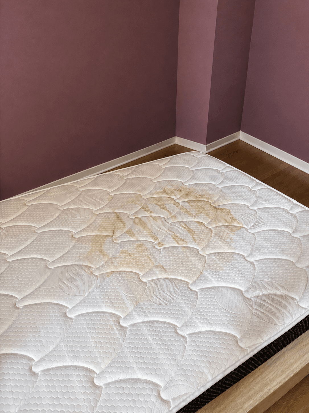 Matelas avec auréole jaune au centre avant nettoyage JB Service
